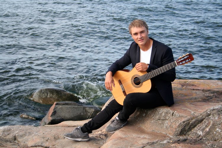 Kitaran kielillä -ilta kirkossa Kitaran kielillä -ilta kirkossa