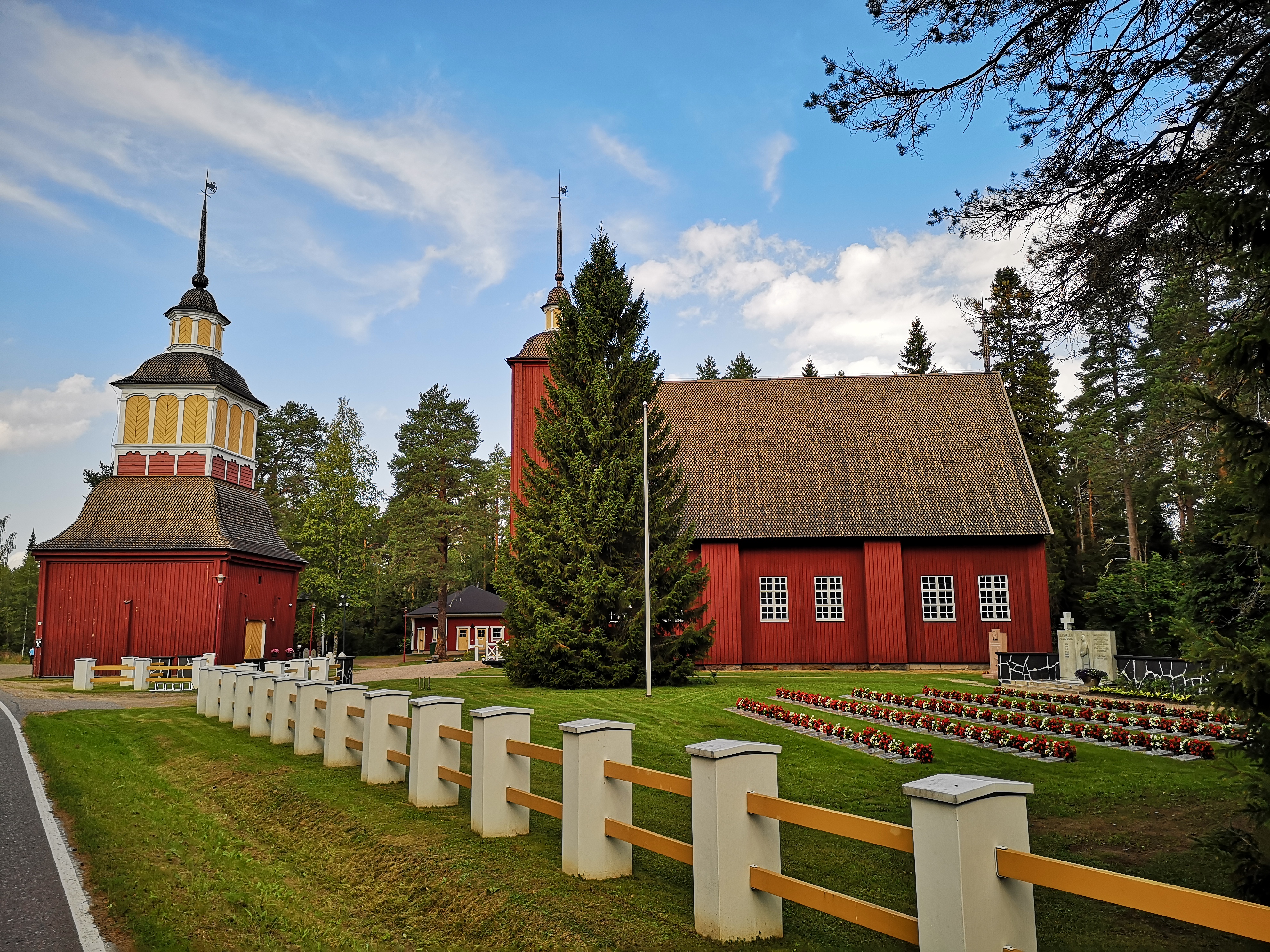 Utajärven kirkko ja tapuli