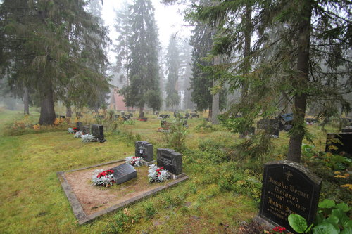 Hautamuistomerkkejä hautausmaalla.